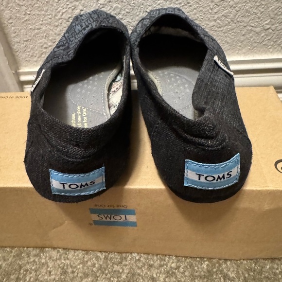 TOMS Women’s Black Slip-On Shoes Carpe Diem Sz 5.5 - Picture 4 of 6